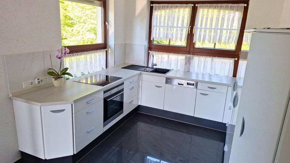 Casa da sogno con valore aggiunto: scoprire casa unifamiliare con appartamento indipendente a Melsbach! – Küche EG