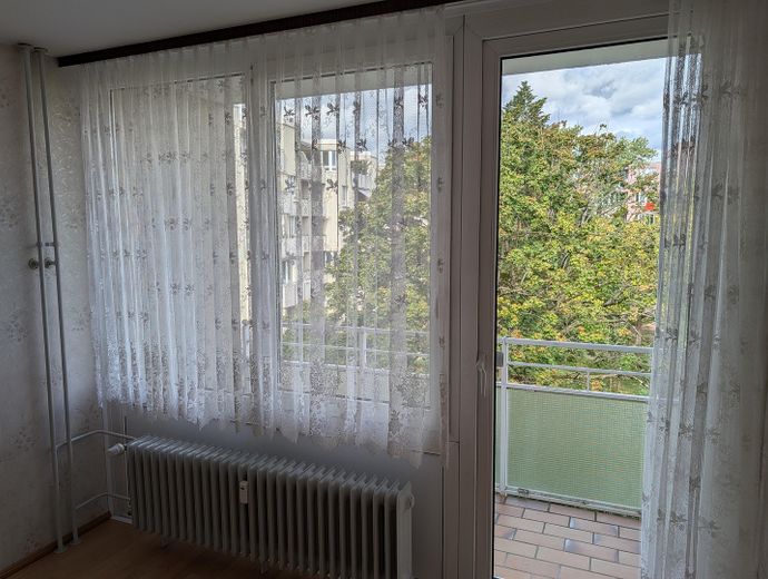 Senza provvigione da privato: tranquillo appartamento di 3 locali con posto auto nel garage sotterraneo a Karlsruhe Innenstadt-Ost – Blick auf den Balkon