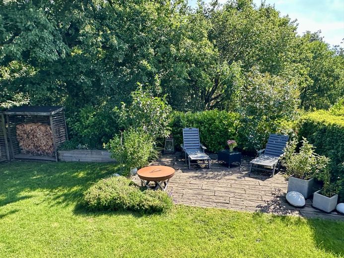 Modernes Wohnen für Familien: Freistehendes A+ Einfamilienhaus mit großzügigen Außenflächen – Terrasse