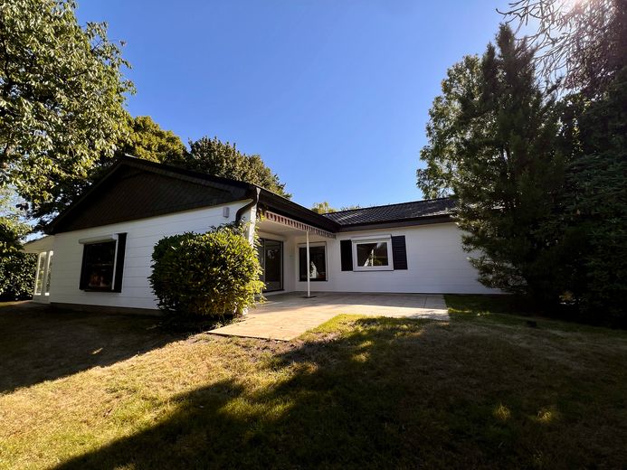 Heller 5-Zimmer-Bungalow mit Kamin, großem Garten & Doppelgarage | Stadtgrenze Hamburg – Terrasse
