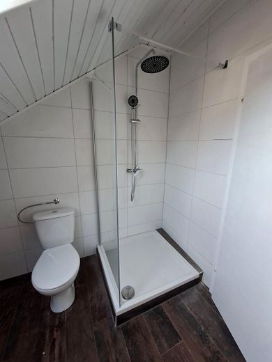 EERSTE BEWONING NA RENOVATIE AAN DE MAIN | Twee bijzondere woningen met aparte ingangen – Bad 1