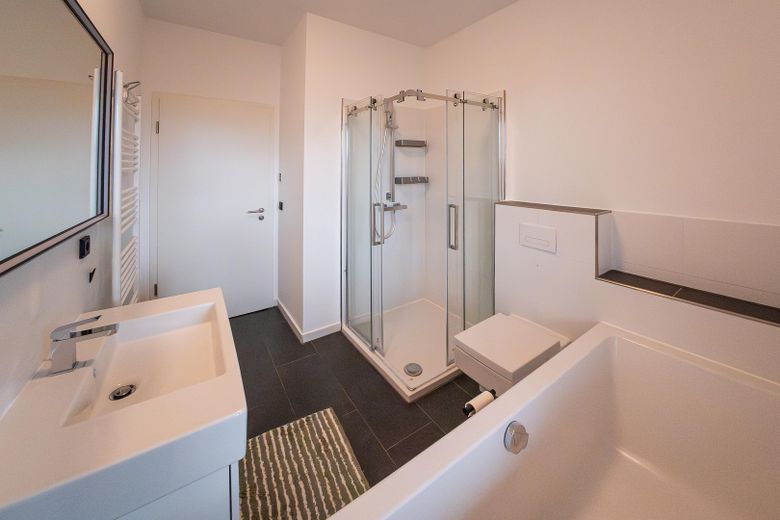 Frisch saniert & bezugsfertig I 3-Zimmer I Einbauküche I riesiger Sonnenbalkon - von privat – Bad