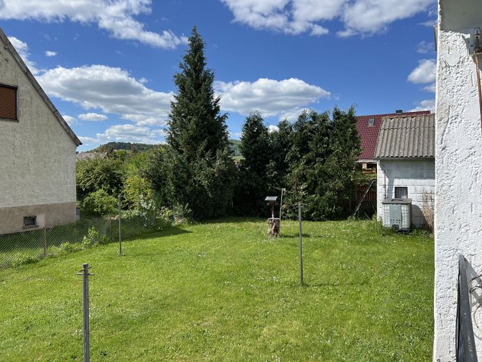 Budynek mieszkalny – Blick zum Nachargrundstück