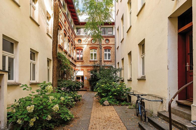Auguststraße 89 - Sessiz bir iç avluda bulunan, hemen taşınılmaya hazır dubleks daire – 03_Innenhof_Auguststrasse89_Zu