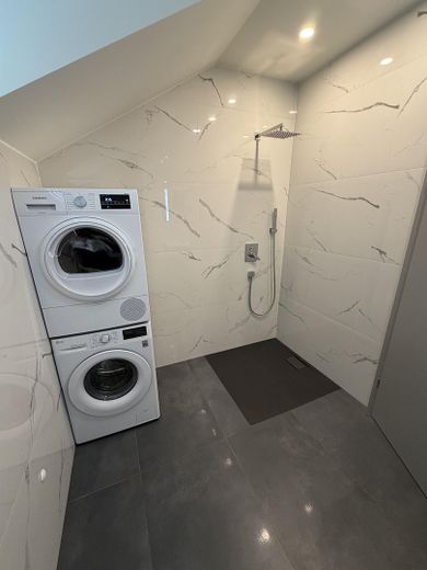 Exklusive 4-Zimmer-Penthousewohnung mit Dachterrasse & Garage+Stellplatz – provisionsfrei – Duschbad