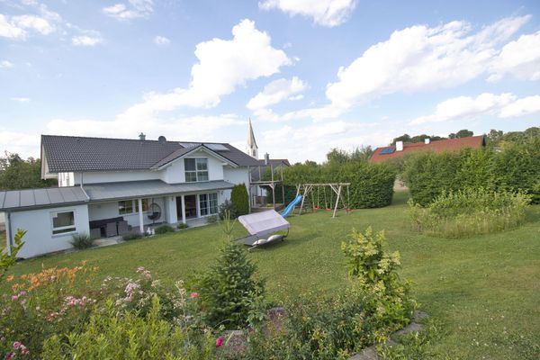 Edificio unico residenziale e commerciale in una posizione idilliaca ai margini del paese con vista sul verde