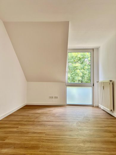 Kapitalanleger aufgepasst: Frisch sanierte 1-Zimmer-Wohnung in Saarbrücken – Schlaf- und Wohnraum 