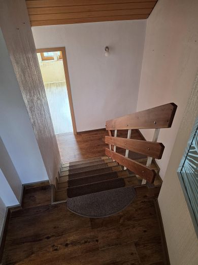 Атмосфера будинку замість квартири 108,5 м² комфорту для життя з каміном 2 балконами та сучасною кухнею в Solingen-Wald – Treppenhaus