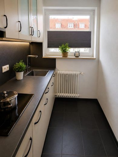 Appartamento con balcone e cucina componibile a Ingolstadt – ideale per single o coppie – Küche