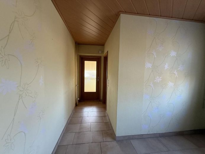Dieses Einfamilienhaus ist in Massivbauweise mit viel Nebengebäude – Bild 10