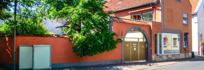 Attraktives Wohn- und Geschäftshaus mit 2 Wohneinheiten, Gewerbeeinheit und 3 Garagen