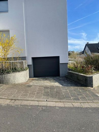 Garage und Stellplatz