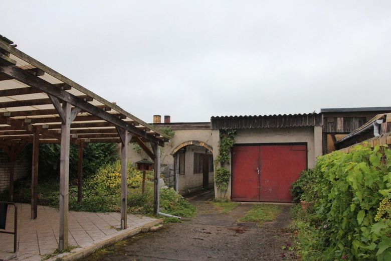 Hof mit Terrasse und Garage