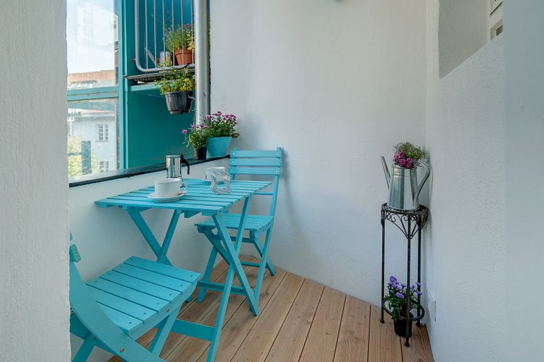 Wunderschöner 4-Zi-Altbau beim Gasteig, Lift, Balkon, TG mietbar, bezugsfrei – Loggia-Balkon (überdacht)