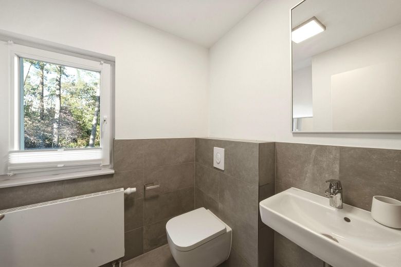 Ormanın kenarında, güneşli bahçesi ve büyük terası bulunan sağlam müstakil ev ve büyük garaj – WC im Dachgeschoss