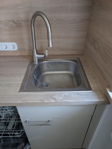 Edelstahlbecken mit Armatur