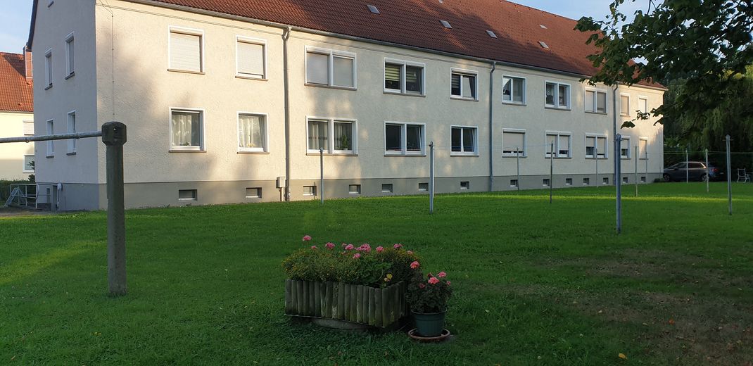 ohne Prov.: 3-Raum-Wohnung, große Küche, Bad mit Fenster, Wanne+Dusche, schön saniert+renoviert – Blick zum Haus / Hinterseite