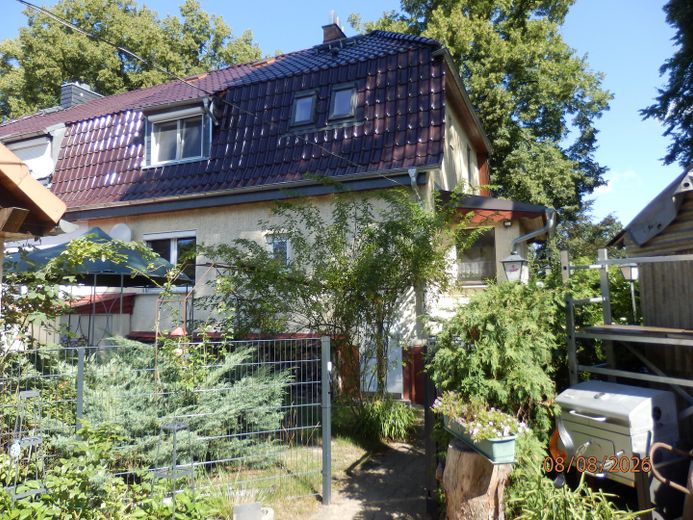 modernisierte Doppelhaushelfte mit zwei Wohnungen auf 403,50 qm Grundstück mit Garage – Rückansicht