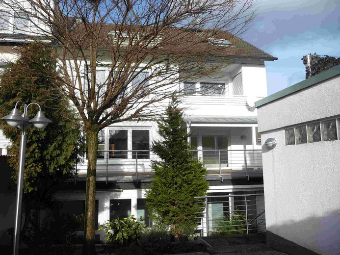 Uso proprio/investimento: edificio plurifamiliare completamente ristrutturato a regola d’arte, con 3 unità abitative di pregio su 4 piani – Hausansicht Rückseite