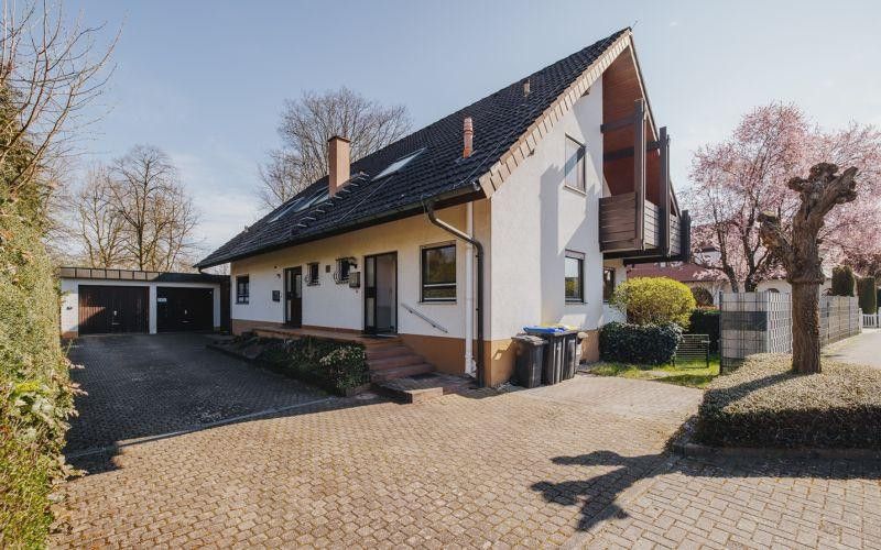 Eigentumswohnung im Charakter einer Doppelhaushälfte mit Garten in Umkirch – Außenansicht