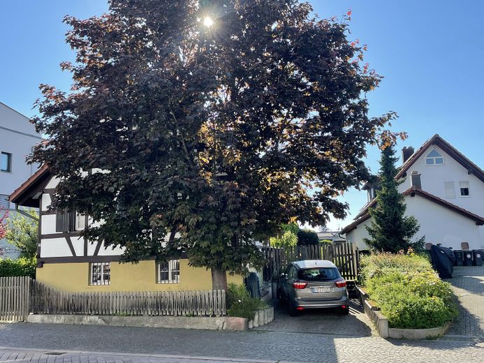 Haus Ost-Seite m. Stellplatz