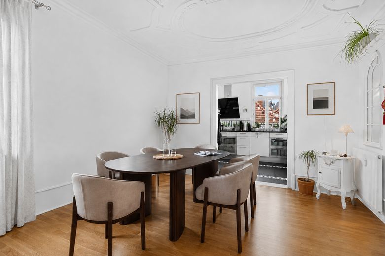 Stuck, Kamin, Altstadtterrasse – elegantes Wohnen im historischen Esslingen (ohne Provision & frei) – Esszimmer (KI visualisiert)