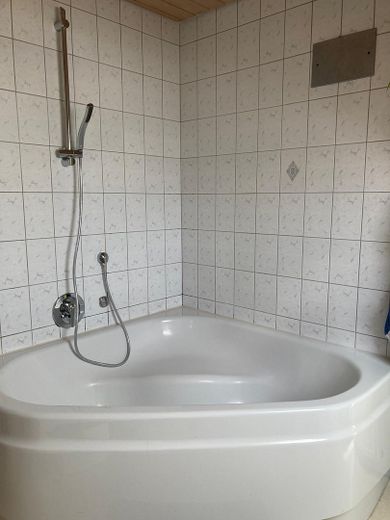 großzügige Eckbadewanne 