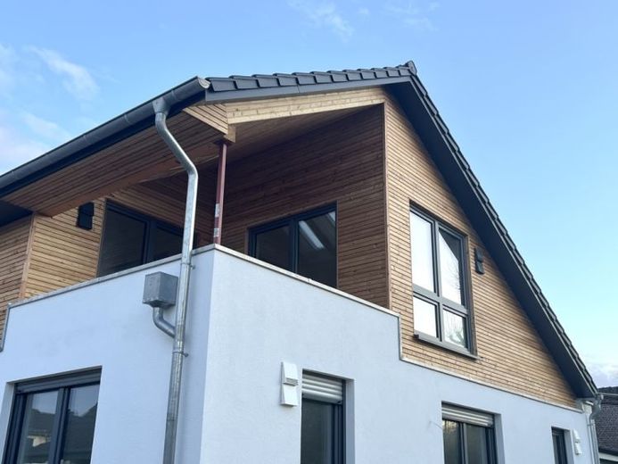 Exklusive Dachgeschosswohnung im Zweifamilienhaus - Sackgassenlage! – Foto 1