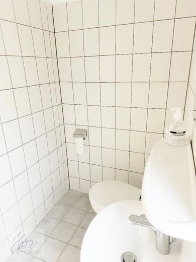 ***UNITÉ COMMERCIALE INONDÉE DE LUMIÈRE DANS LE PARC COMMERCIAL À NÜNCHRITZ*** - emplacement parfait pour votre activité ! – Toilette mit Waschbewcken und WC