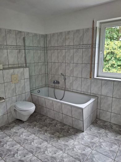 Helle 2-Raum Wohnungen mit Balkon – Bad