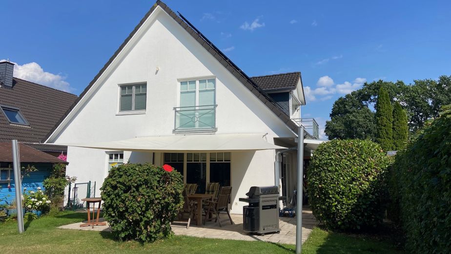 Von Privat: Energetisch modernisiertes Einfamilienhaus mit Einliegerwohnung / Mehrgenerationenhaus – Aussenansicht Garten