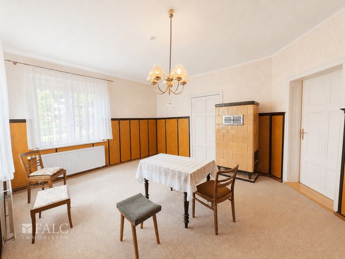 Großzügiges Anwesen mit historischem Wohnhaus und viel Potenzial - FALC Immobilien – Wohnzimmer 2 EG