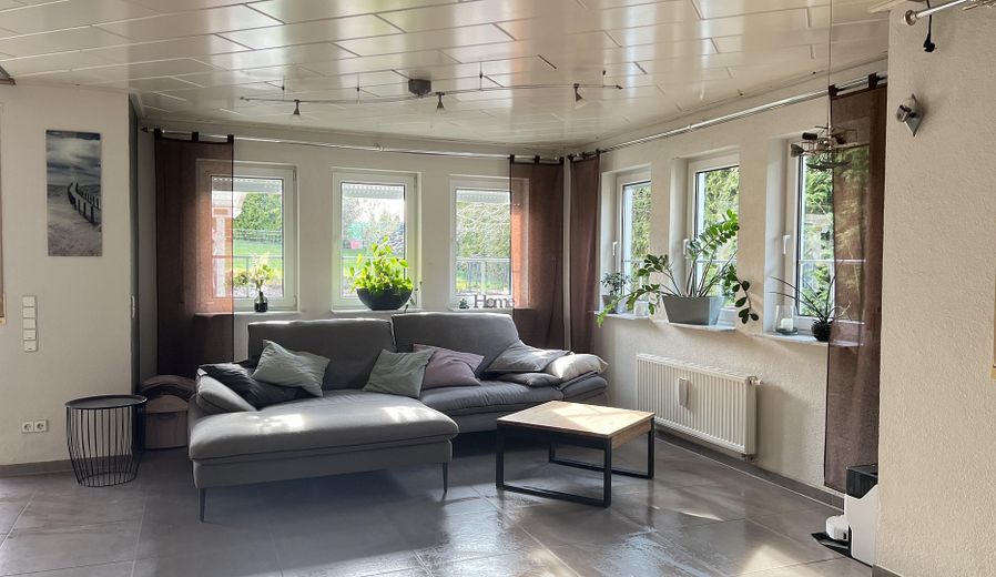 Einfamilienwohnhaus mit Doppelgarage und großem Garten - Privatverkauf – Wohnzimmer