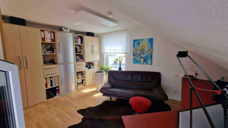 Gepflegte 3 1/2-Zimmer-DG-Wohnung mit gehobener Ausstattung und EBK in Rutesheim - provisionsfrei! – Büro mit SAT TV