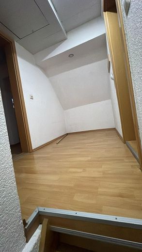 Großzügige teilmöblierte 4-Zimmerwohnung mit Balkon & EBK – BereichzwischenZimmern2,3 