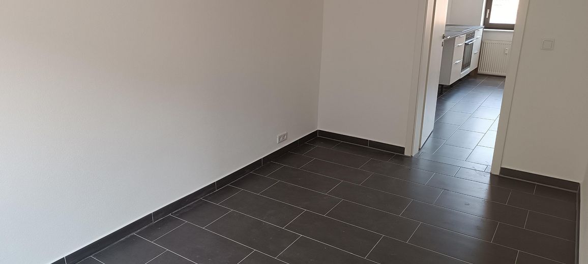 Frisch sanierte 2-Zimmer-Wohnung mit Einbauküche & neuem Kühlschrank in Aken (Elbe) – 1. OG, 37 m² – Schlafzimmer andere Seite