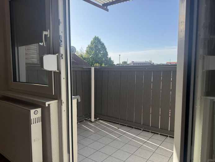 3-Zimmer-Wohnung mit neuer Einbauküche, Südbalkon & Stellplatz – Balkon