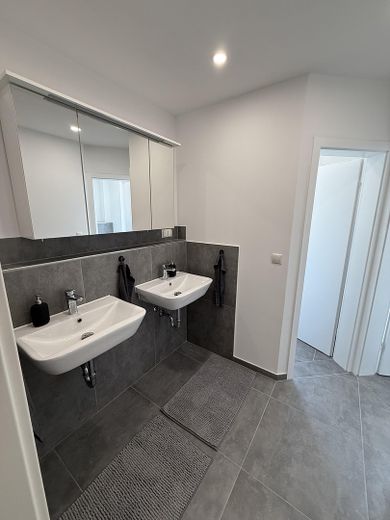 Stanza in appartamento condiviso con balcone | Ristrutturata con materiali di pregio e completamente arredata – Vorraum Badezimmer