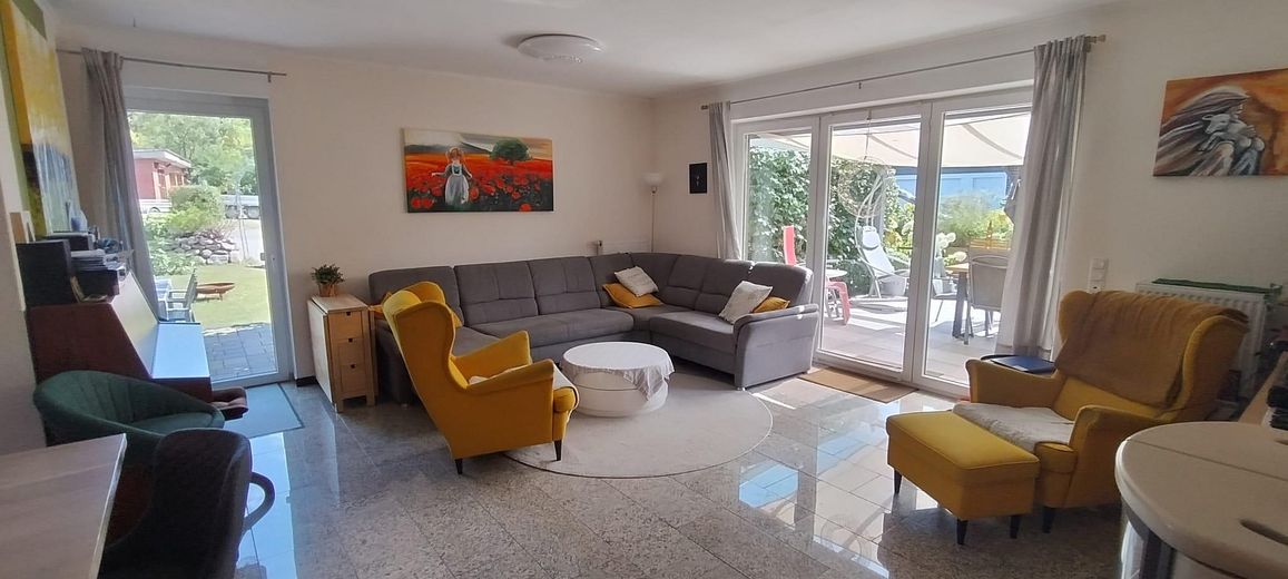 gemütliches, helles Wohnzimmer