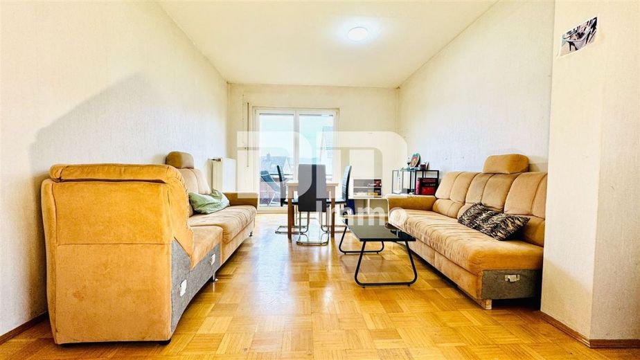 Gepflegtes Ein / Zweifamilienhaus mit Doppelgarage in begehrter Ortsrandlage von Zierenberg – WE2 OG Wohn / Esszimmer / Zugang Balkon