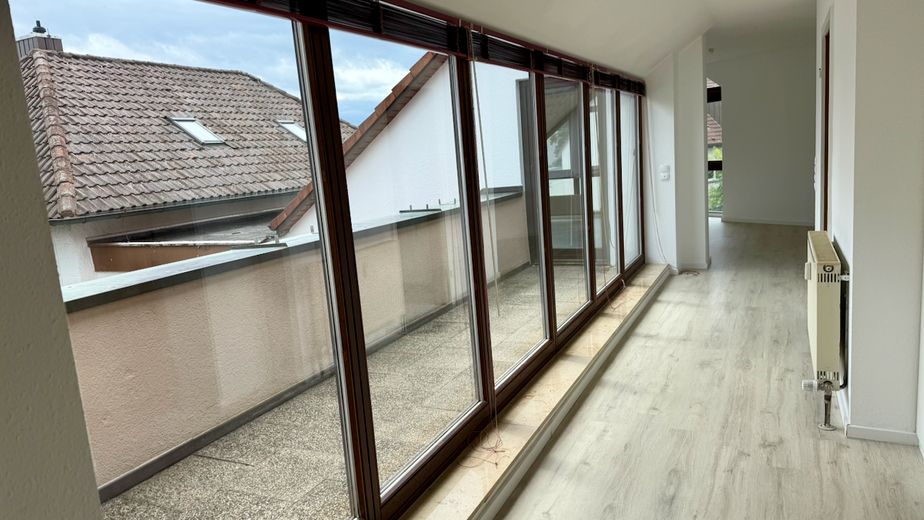 Schöne 3-Zimmer DG Wohnung mit modernisierter Küche und Balkon – Diele mit bodentiefen Fenstern