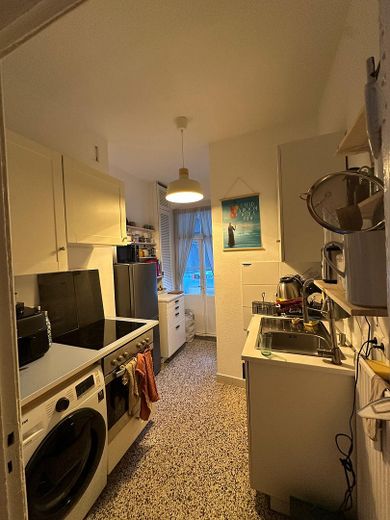 Helle, schöne und gepflegte Altbauwohnung mit Dielenfussboden und Einbauküche – Weisse Einbauküche mit Herd