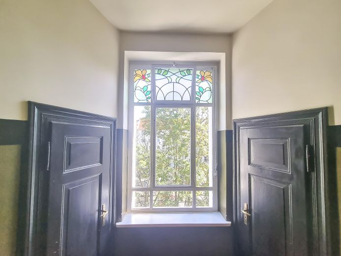 أكثر من أربعة جدران: منزلكم الجديد - متاح الآن وجاهز للسكن – Besondere Fensterkunst
