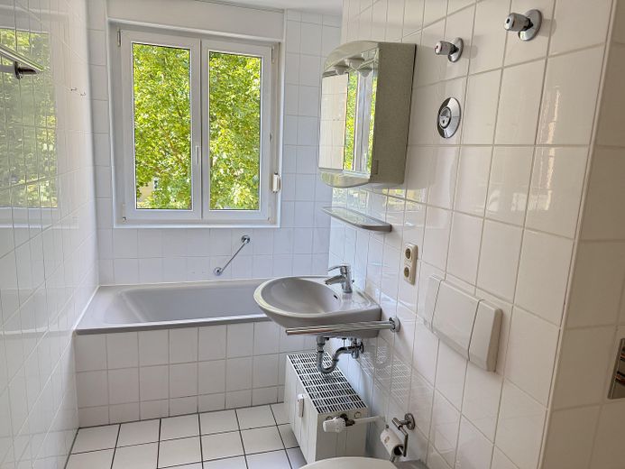 Moderno appartamento di 2 locali a Dresda-Weißig – arredato possibile | 57 m² | Balcone | Ristrutturazione – Bad vor Sanierung