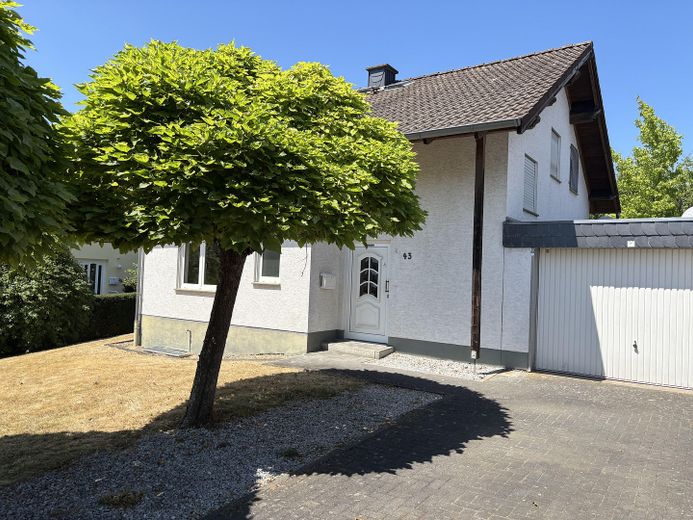 freistehendes Einfamilienhaus mit großen Grundstück und Ausbaupotential – Haus Vorderseite