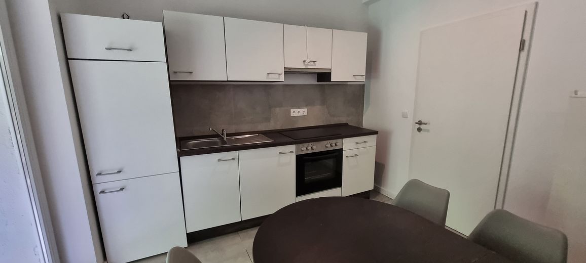 Sehr schöne teilmöblierte 4 Zimmer 103 qm DG Maisonette Wohnung mit EBK, Balkon usw. – Neuwertige Einbauküche