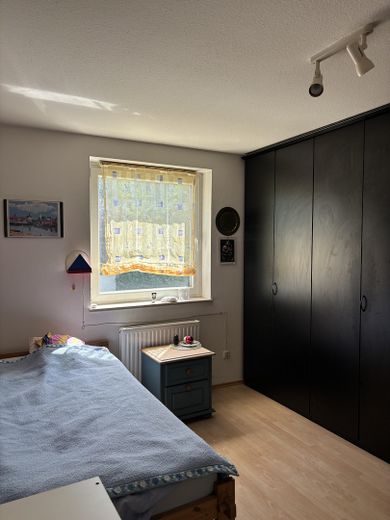 Gepflegtes Reihenmittelhaus mit Dachstudio, Südgarten und flexibler Raumaufteilung – Knd 1