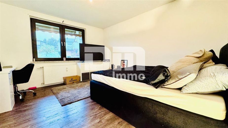 Umfangreich teilsaniertes Dreifamilienhaus mit Garage + PV Anlage und großem Garten – WE2 OG Schlafzimmer
