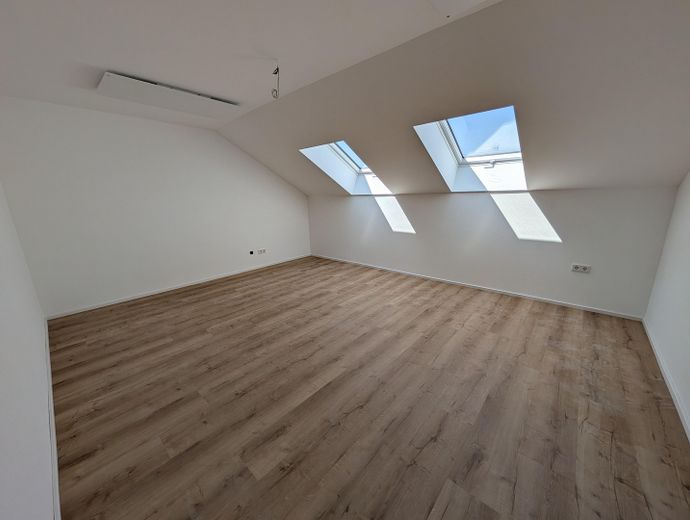 3-Zi.-DG-Wohnung mit Klima - Erstbezug nach Sanierung – Wohn- & Esszimmer