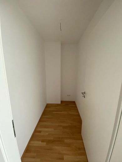 Lichtdurchflutete Neubau 3,5-Zimmer Maisonettewohnung: Loft-Charakter in zentraler Lage – Praktischer Abstellraum 1. OG